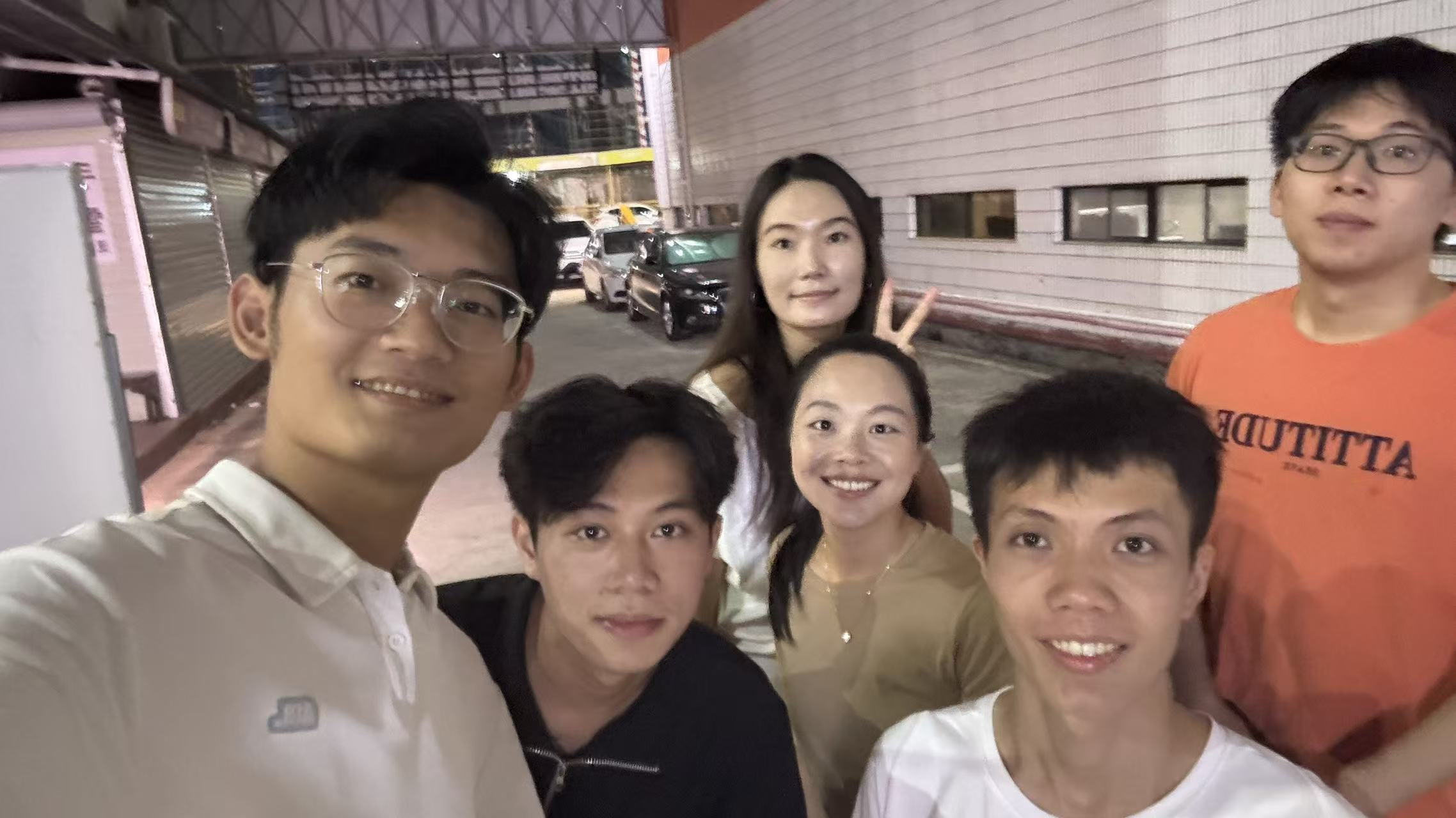 浅草与姐妹合影